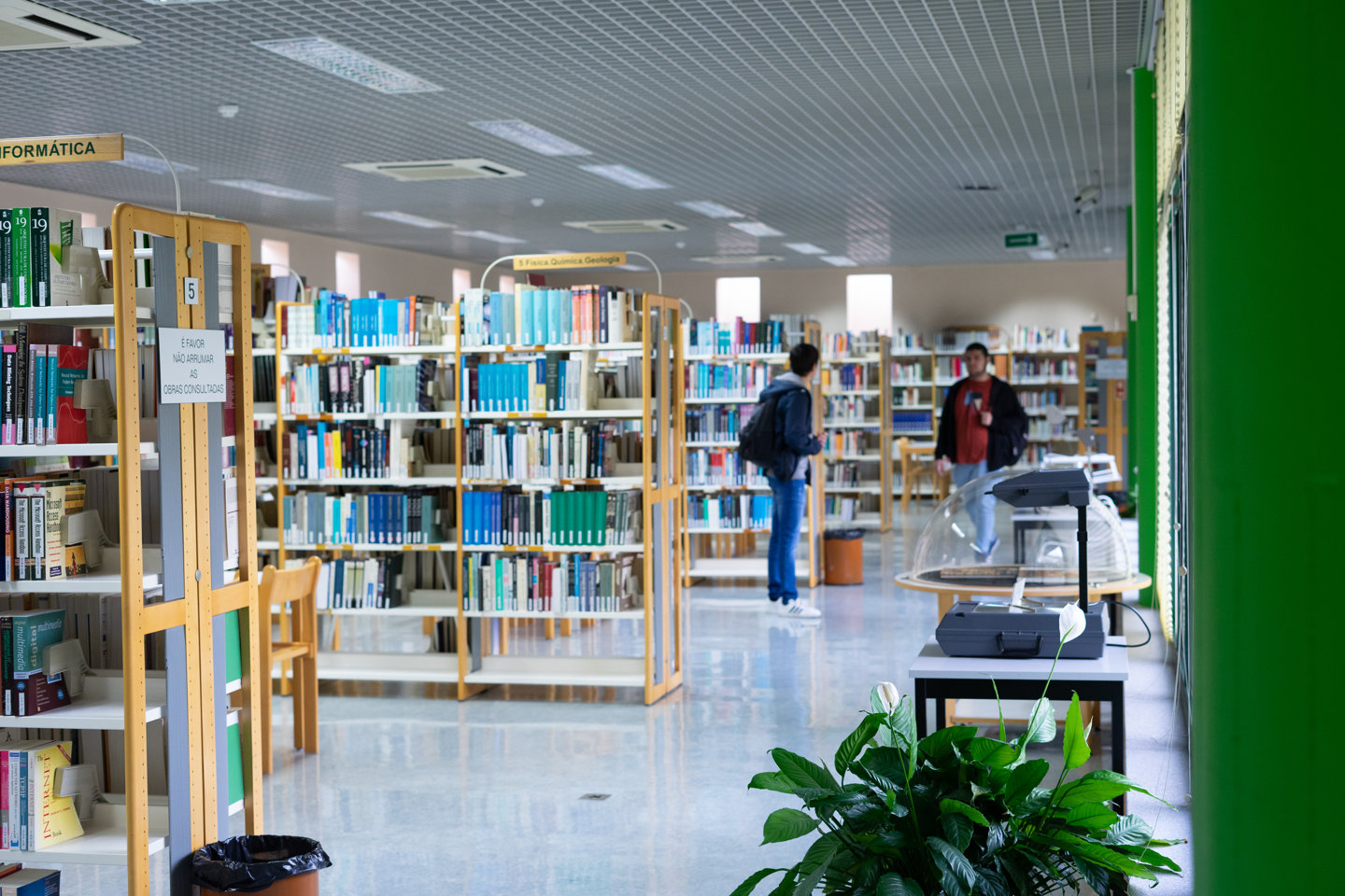 biblioteca sala com livros