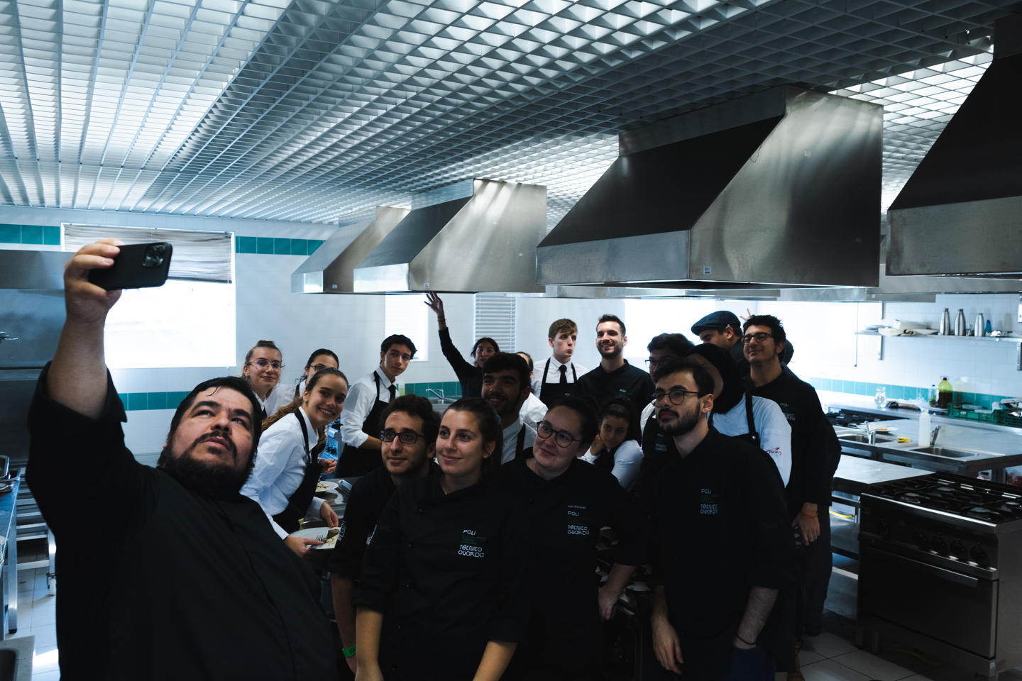 Restaurante A Escola - selfie com o chef e os estudantes