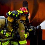 Proteção civil, bombeiros a combater um incêndio